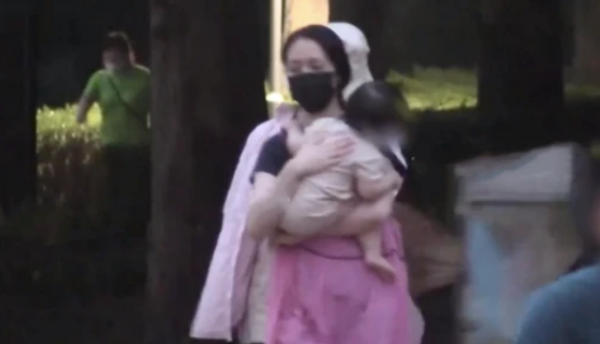 ​向太夫妇被偶遇，向华强一身名牌超时尚，坐头等舱飞北京看孙女