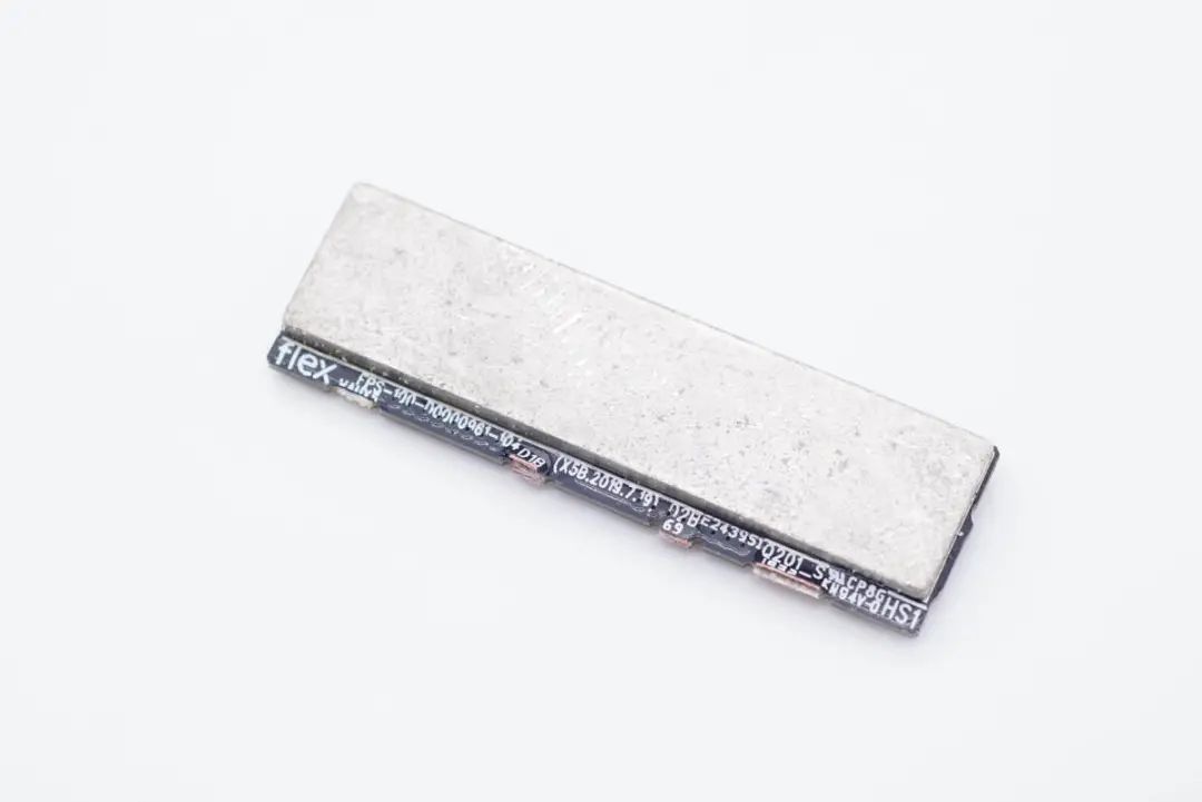 华硕最强游戏本标配300W电源，内置4颗氮化镓，内部结构揭晓