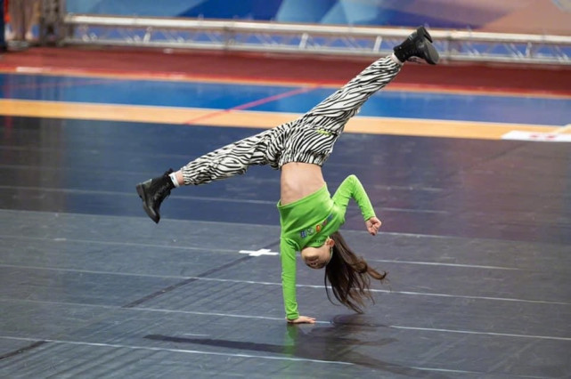 小S女儿秀倒立一字马，练出腹肌眼神坚定自信，妈妈直呼是碧昂丝