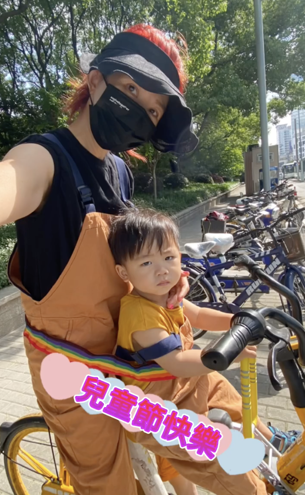 蔡少芬闢謠治病後心情好，騎單車攜子溜達過六一，魚蛋練功萌態足
