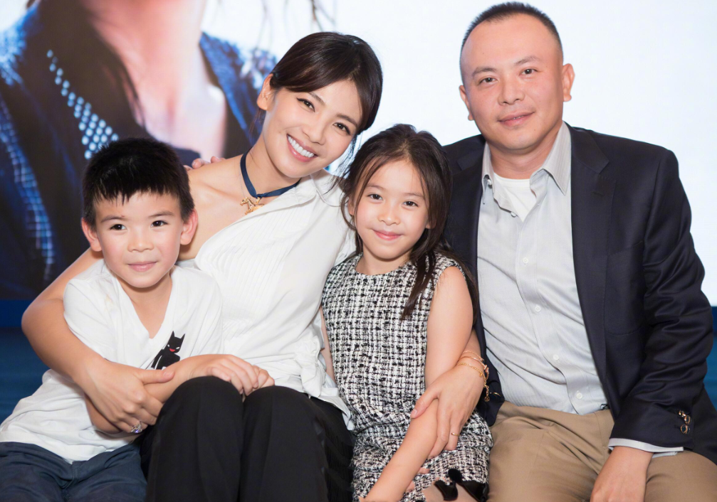 42岁刘涛穿一身名牌炫富，手提包近20万块，细纹