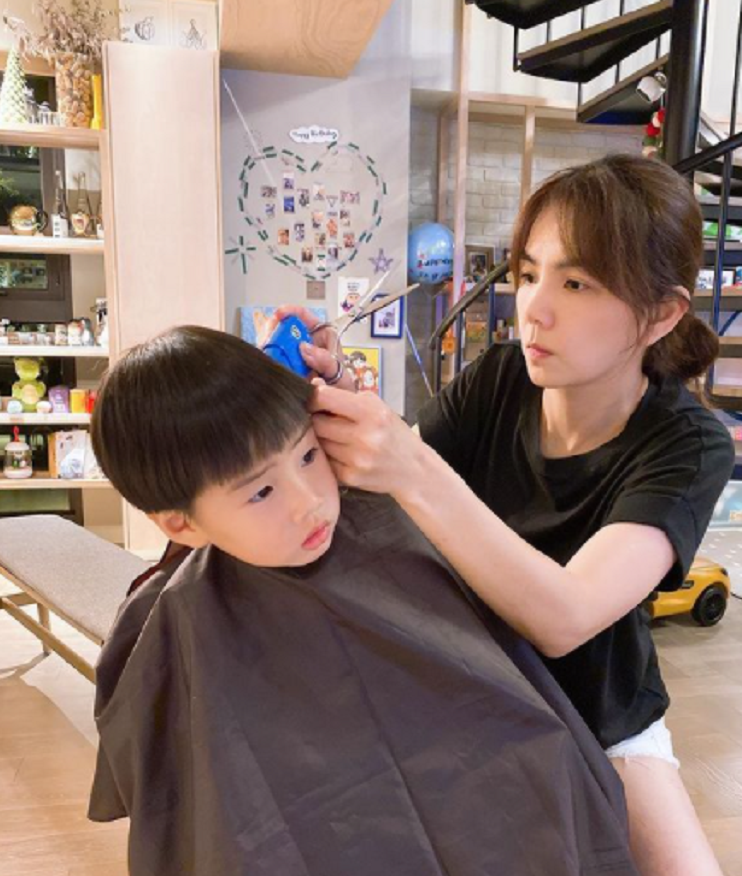 参观Ella的家，满屋纸皮箱，楼梯还是铁的，差点