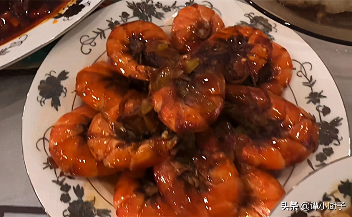 明星黄磊晒年夜饭，亲自下厨做18道大菜，网友：