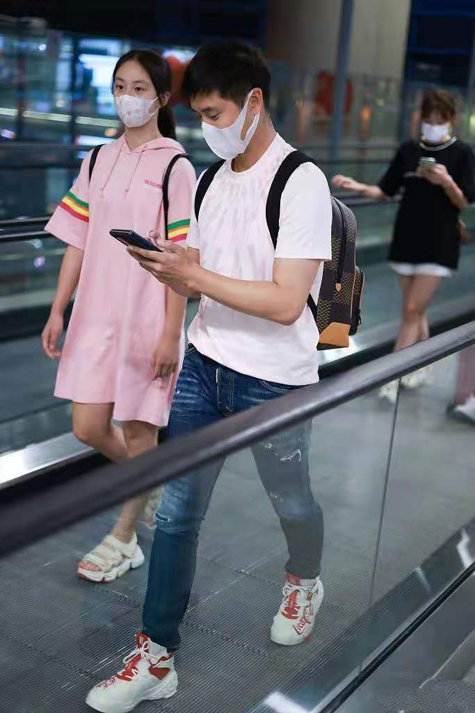 田亮一家四口现身机场，13岁森碟高挑显眼，弟弟身高已到妈妈肩膀