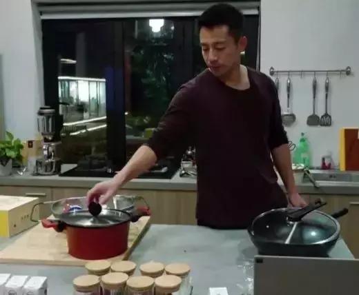 大S汪小菲闹离婚，男方回应显茫然，女方婚姻中强势常怒吼汪小菲