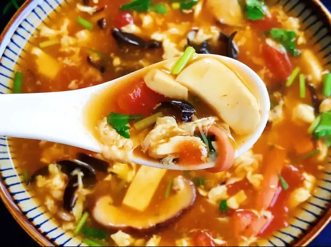The explorer will teach you to make delicious hot and sour soup in 10 minutes, which will make you lose your appetite and say goodbye