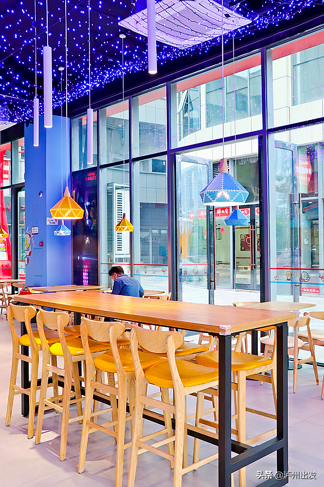 Can pull silk, can shed juice! Lu city Jing shows Aoteman thematic hamburger inn! Adjoining child is greedy cried