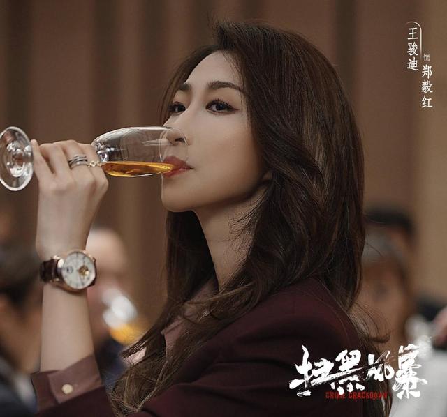 一向“雪藏”妻子的孙红雷，为啥一反常态，要捧王骏迪“上位”？