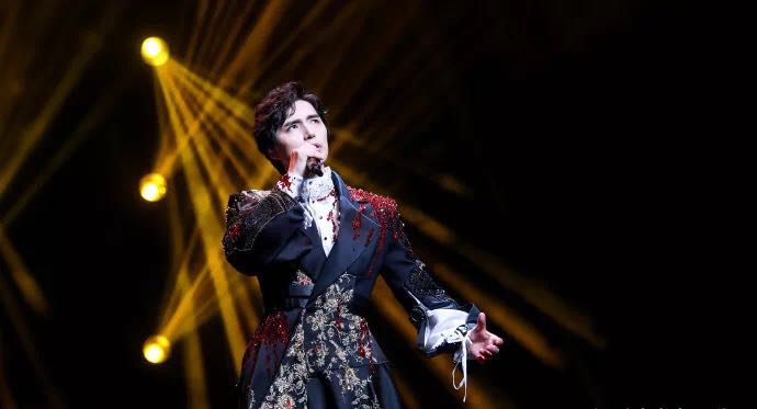 阿云嘎直播助力扶贫撞脸周渝民，网友：这就是一张电影脸