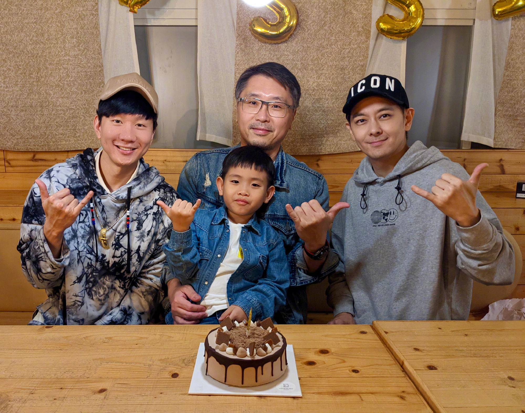 林俊杰更似兄长？与大7岁林志颖罕同框，脸部松