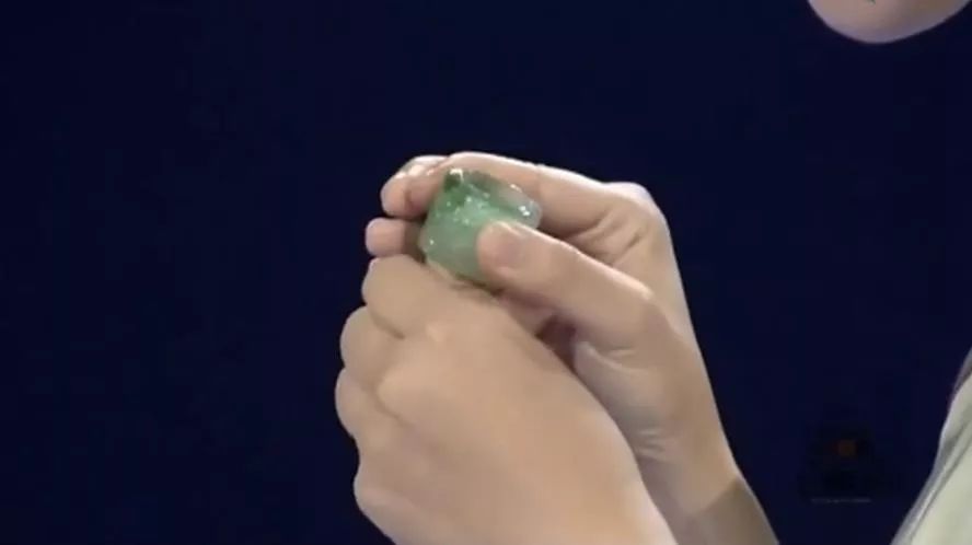 小伙80万买翡翠扳指，大家都觉得是假货，专家却