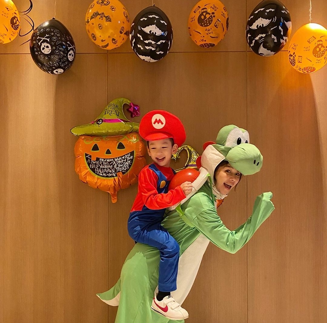 賈靜雯曬全家福過萬聖節，波妞身高快趕上咘咘，姐妹同框像雙胞胎