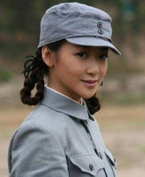 抗战时期，八路军的帽子上都缝有两粒纽扣，到底有什么特殊作用？
