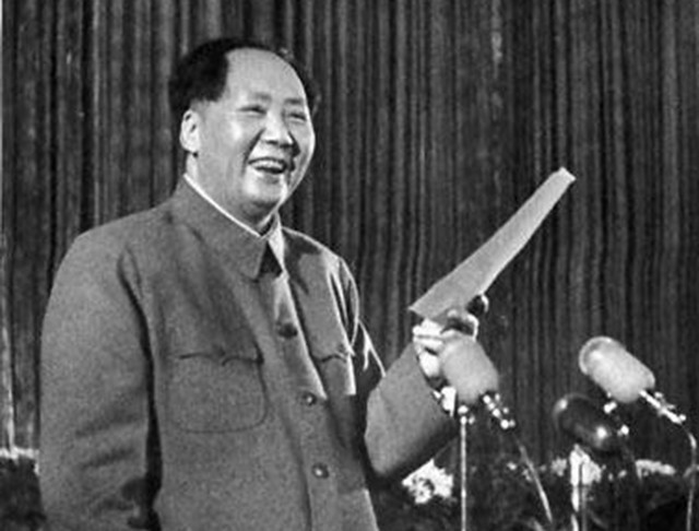 美国学者提问：为何你不害怕战争？毛主席霸气回应：怕有什么用？