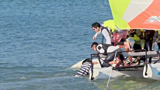 向佐录节目救落水儿童！小孩被拖入海里十分危险，女导演尖叫求助