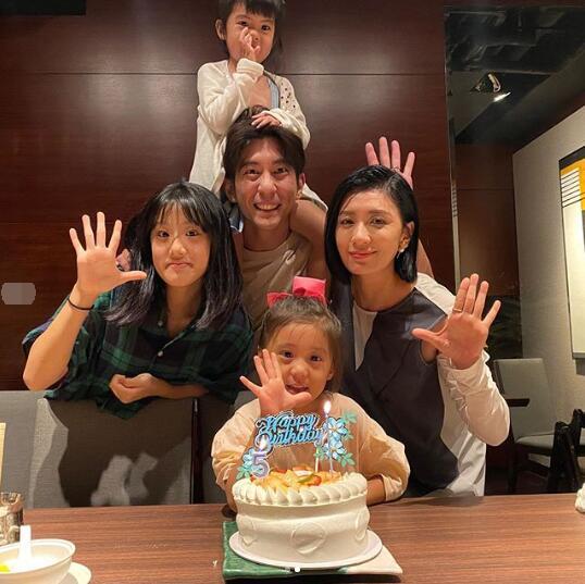 修杰楷带梧桐妹等咘咘和波妞下课，下雨天父女俩搞怪同框超有爱