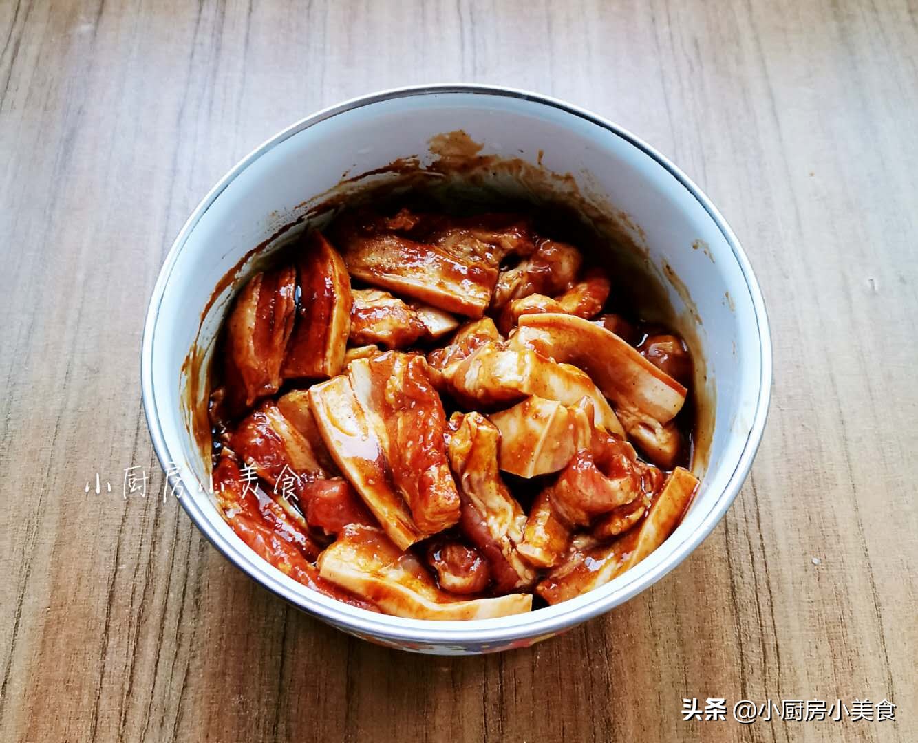 在家烤肉很简单，五花肉这样腌制好，平底锅也能烤肉，尝一口真香