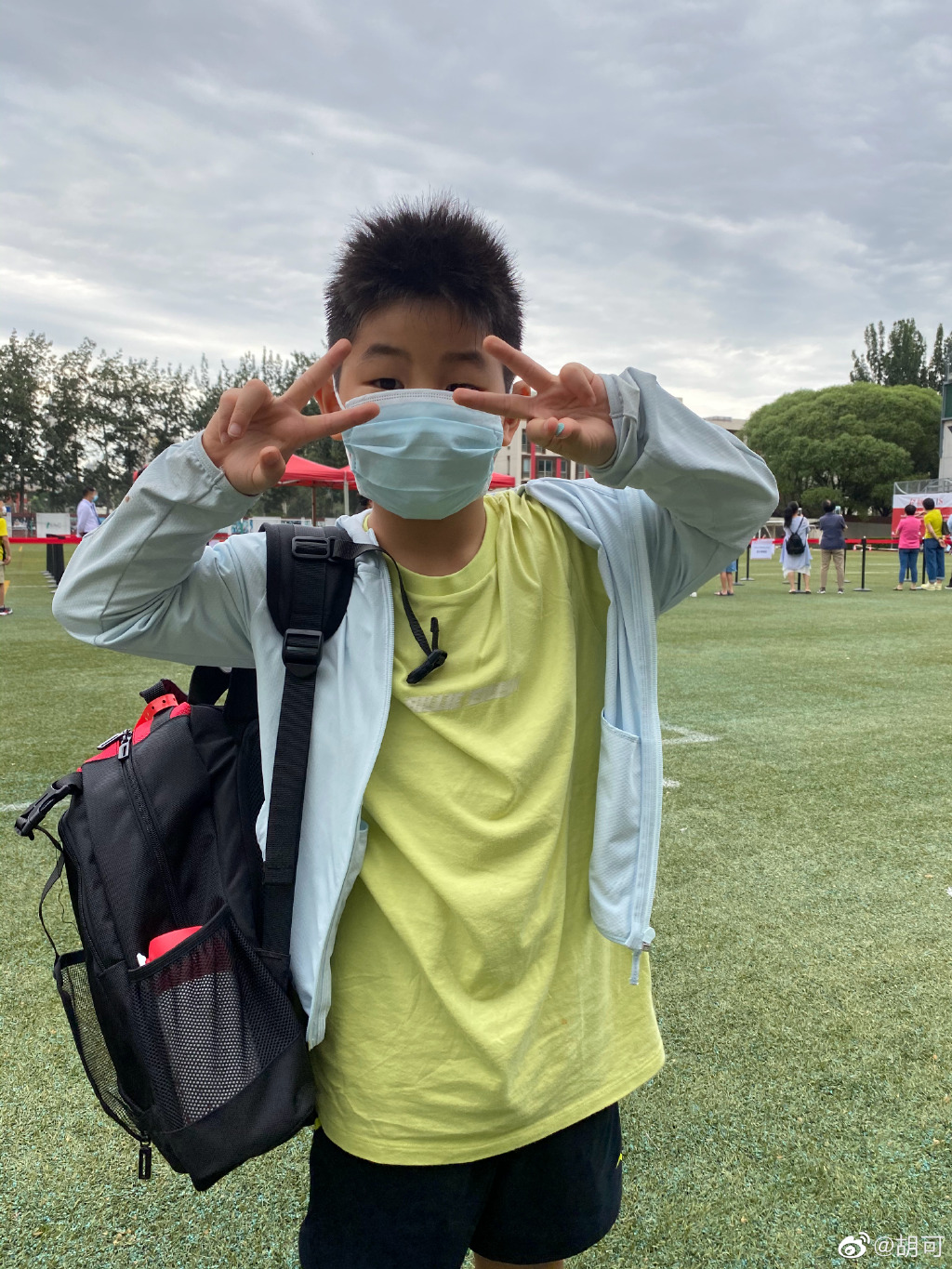 1年级开学！小鱼儿身高暴涨瘦成小帅哥，对妈妈胡可搞怪显开心