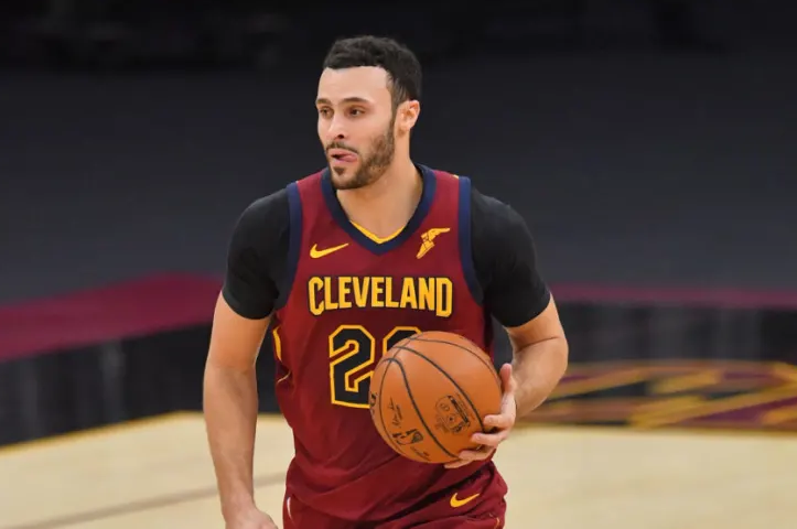 NBA本赛季防守最好的10名球员！维金斯第十，詹姆斯排名第一