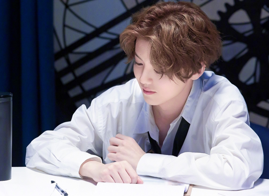 鹿晗快把衣服穿好，为宣传新专真是豁出去了，