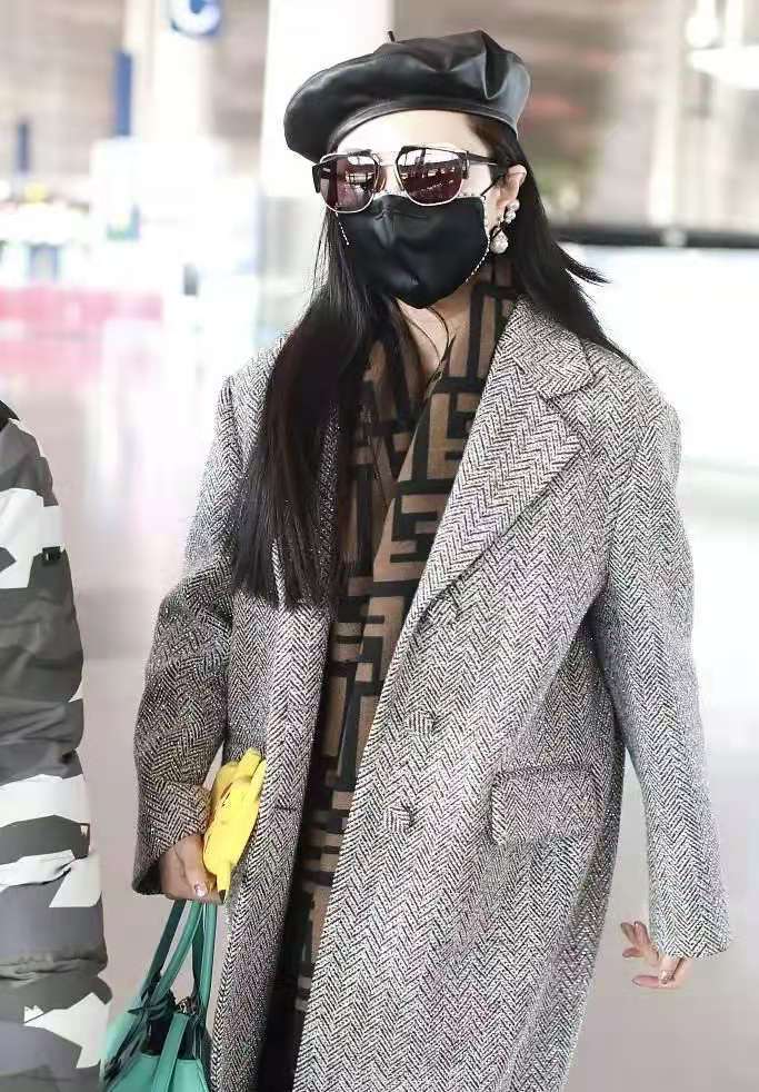 范冰冰真大气！穿大衣配水钻鞋高调走机场，直