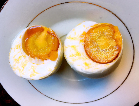 图片[1]-腌咸鸭蛋的方法： 掌握小技巧 鸭蛋起沙还流油-起舞食谱网