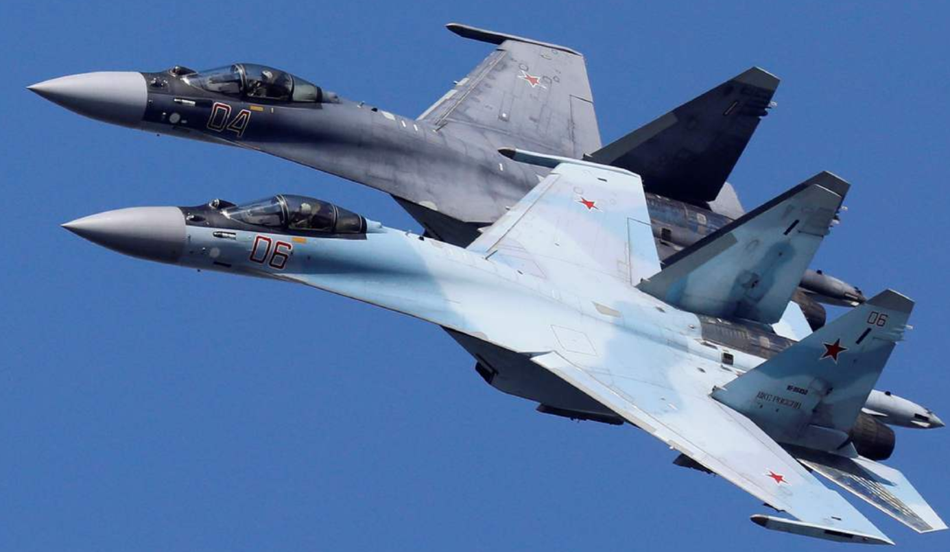 大快人心！两架苏35“押送”美战机64分钟，美战机沦为犯人不敢反抗