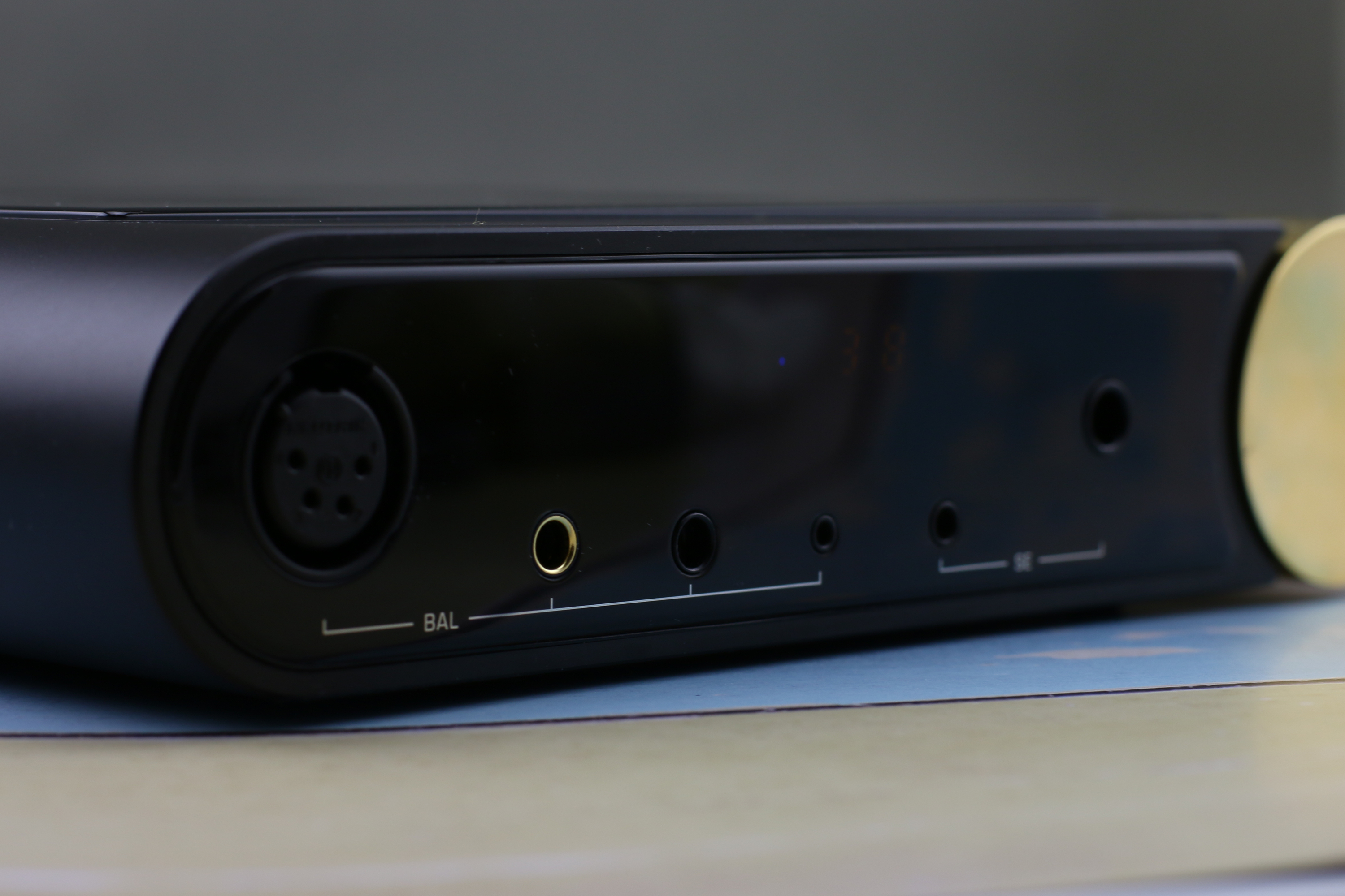 「耳边评测」两万块的全能音乐中心—山灵m30"巨无霸"播放器