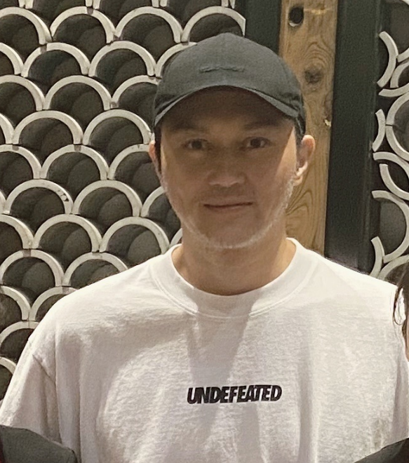 张智霖夫妇穿情侣装吃火锅，袁咏仪面色粉润，49岁脸部生图绝了