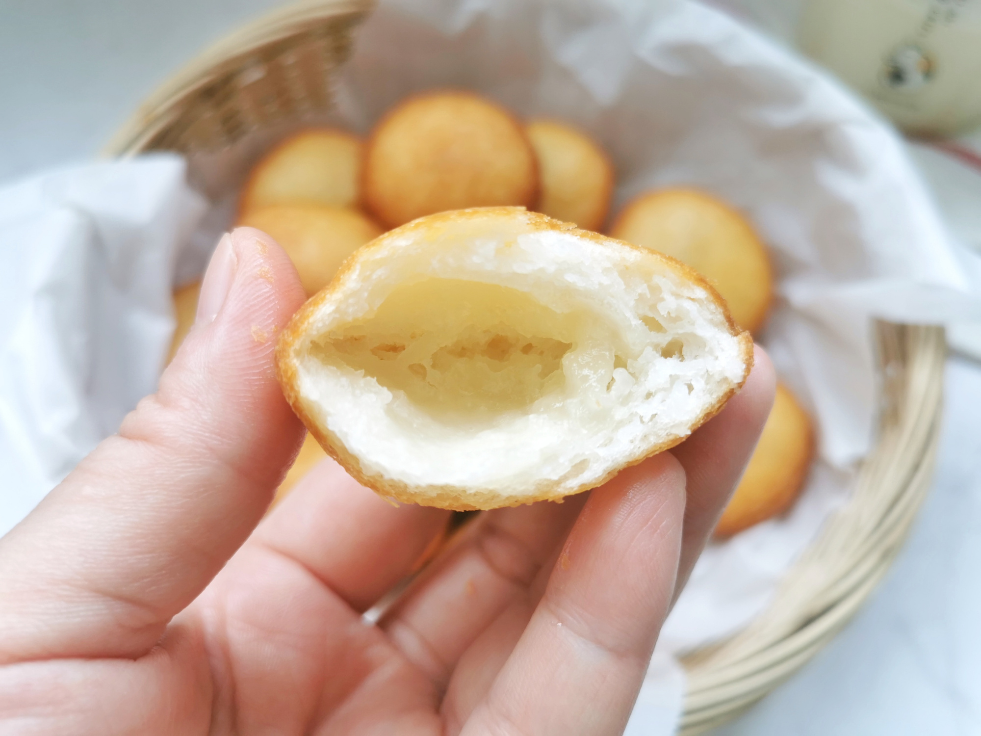 面粉中倒入开水搅一搅，做出来的糖糕个个空心鼓大泡，外酥里软