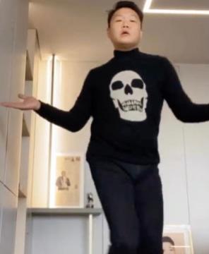 还记得跳“骑马舞”的鸟叔吗？从火遍全球到销