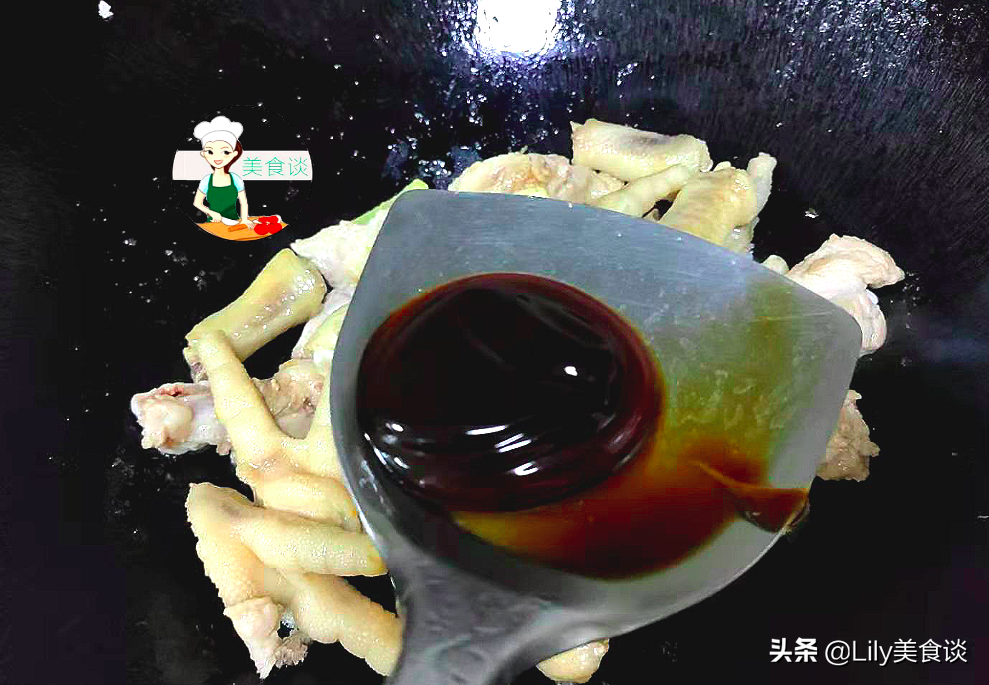 天冷了，燉上一鍋排骨雞腳土豆煲，鮮香又營養，大人孩子都愛吃