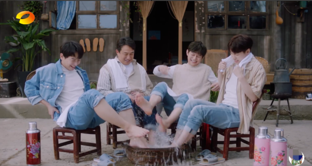 从节目组放出的预告片儿来看还是比较有意思的,一开始就是何炅问大家"