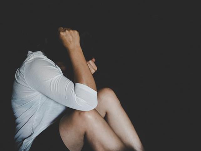 凌晨时分英国高速上出现一具女尸，女子年龄和