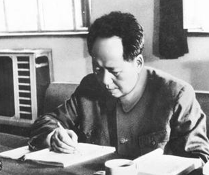 毛澤東時隔32年重回韶山，看到父母墳?zāi)蛊茽€不堪：不要修，就這樣