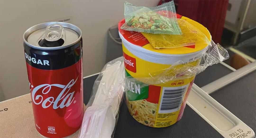 澳洲小哥花2500刀买了商务舱机票，结果只吃到泡面和可乐