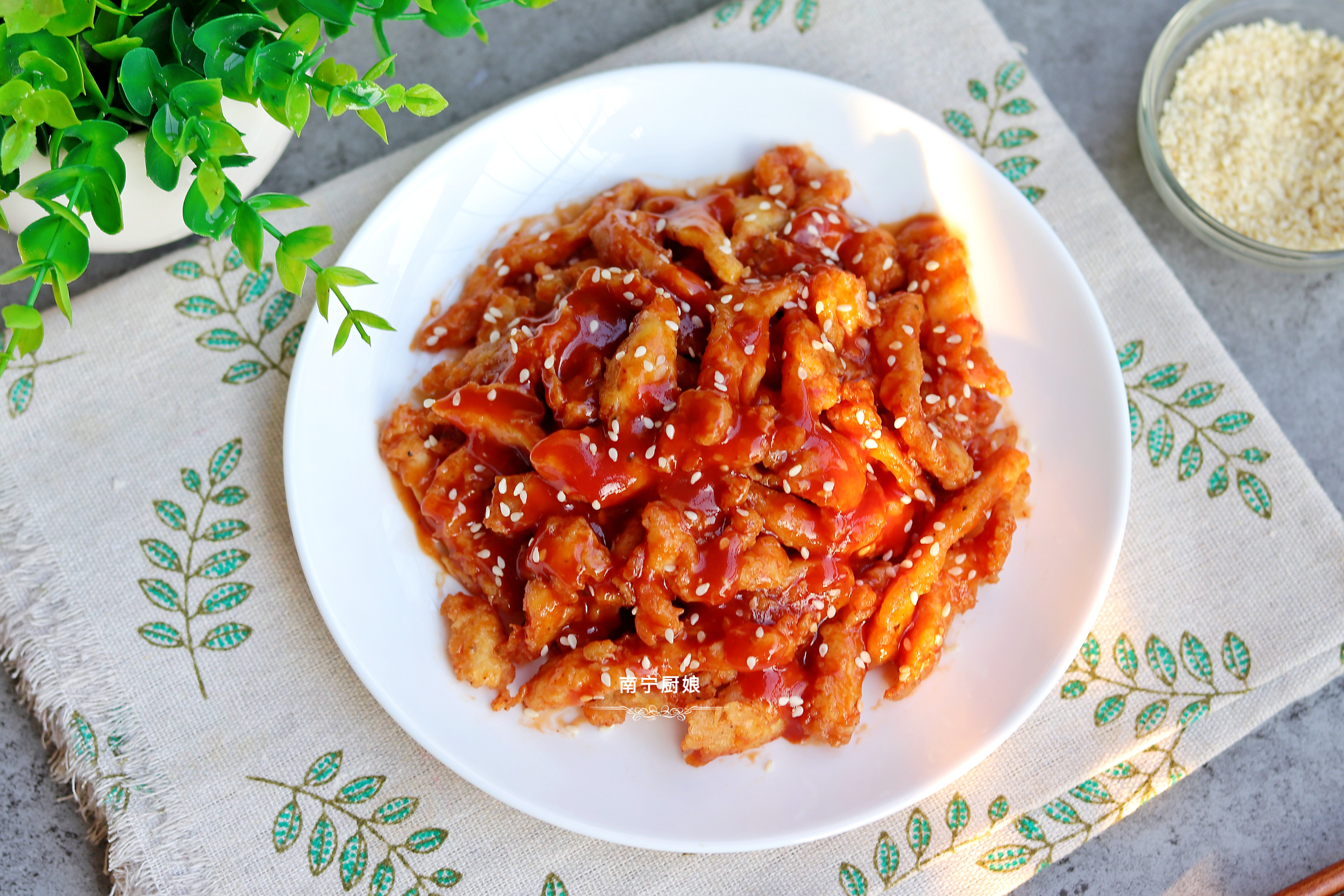 把雞胸肉加入糖醋醬汁，想不到如此美味，不愧是老保姆的拿手菜