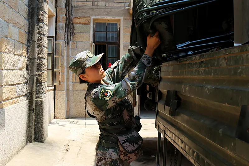 女兵野外驻训，到底有多野？