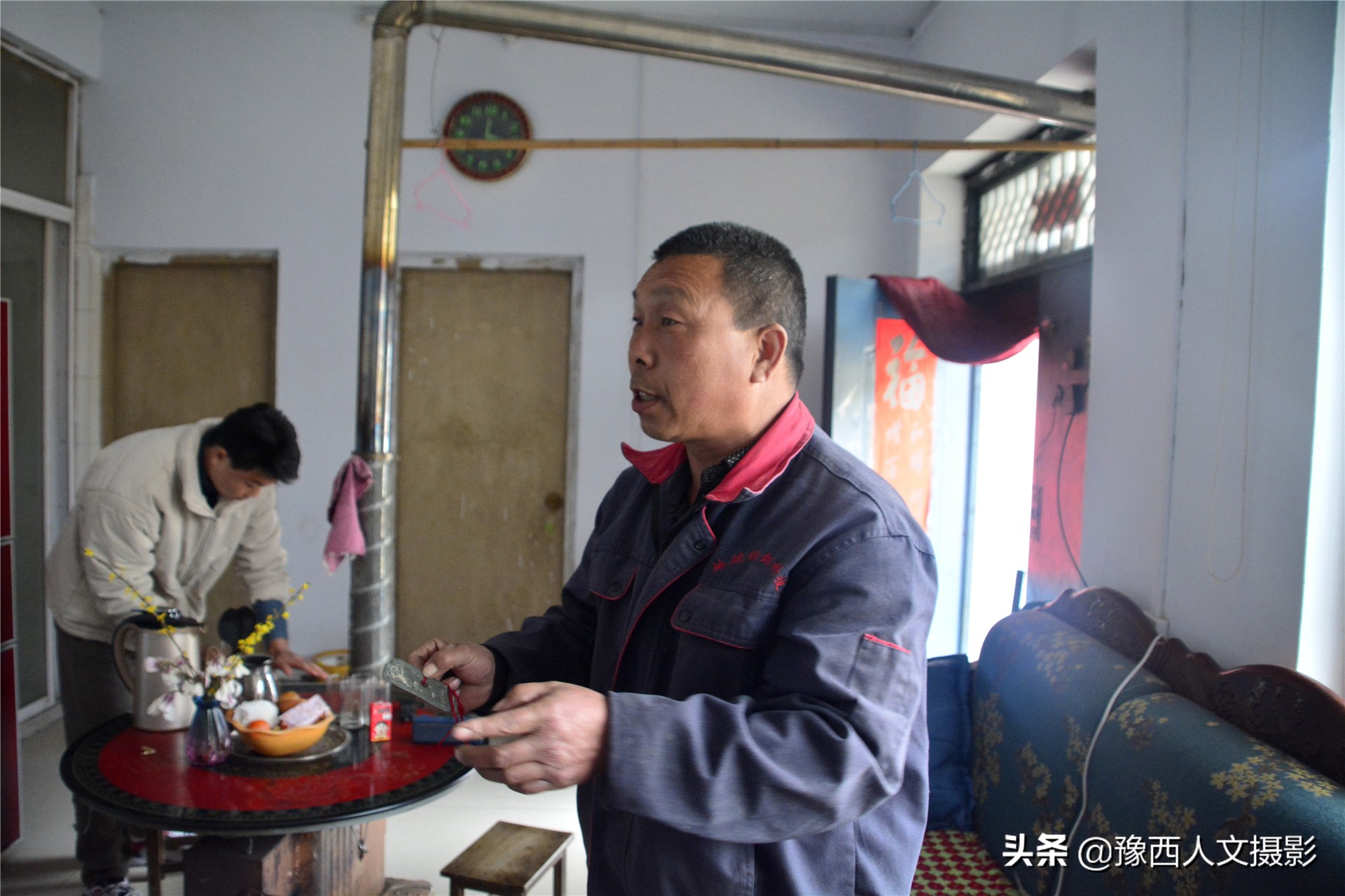 村里土房拆除，农家大叔从挖掘机下抢出来一卷布，啥东西这么珍贵