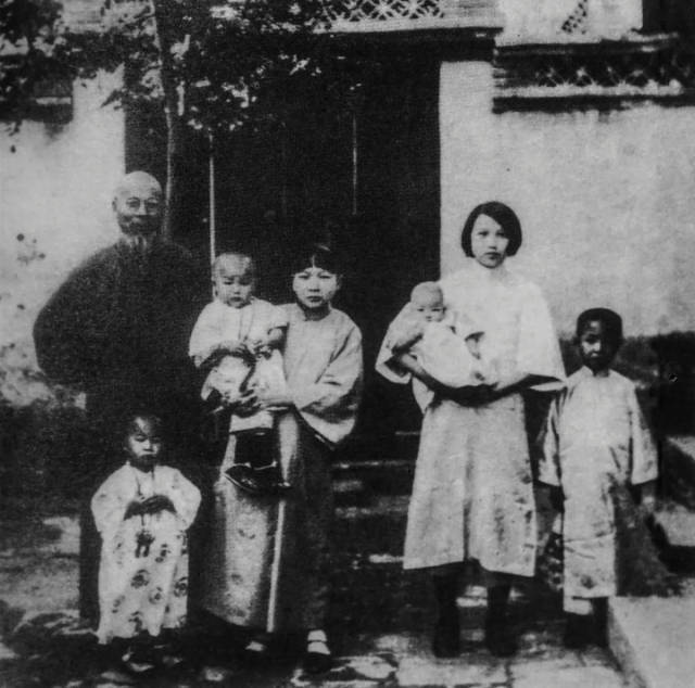 妻子画了一幅虾，齐白石看完说到：画的跟我一