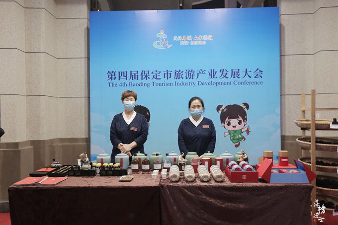 保定安国有一条中央步行街，中医药文化随处可见，夜色下充满魅力