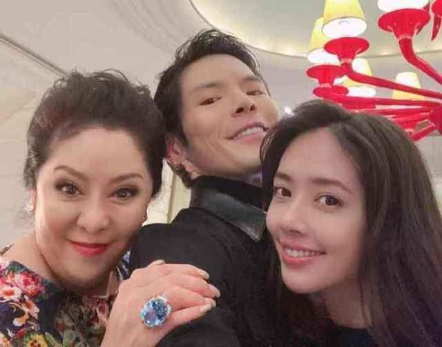 郭碧婷产女向太夫妇首露面，升级当奶奶的向太瘦了很多，难掩开心