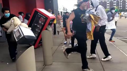 美抗议活动失控，多地开始爆发混乱，美军转移