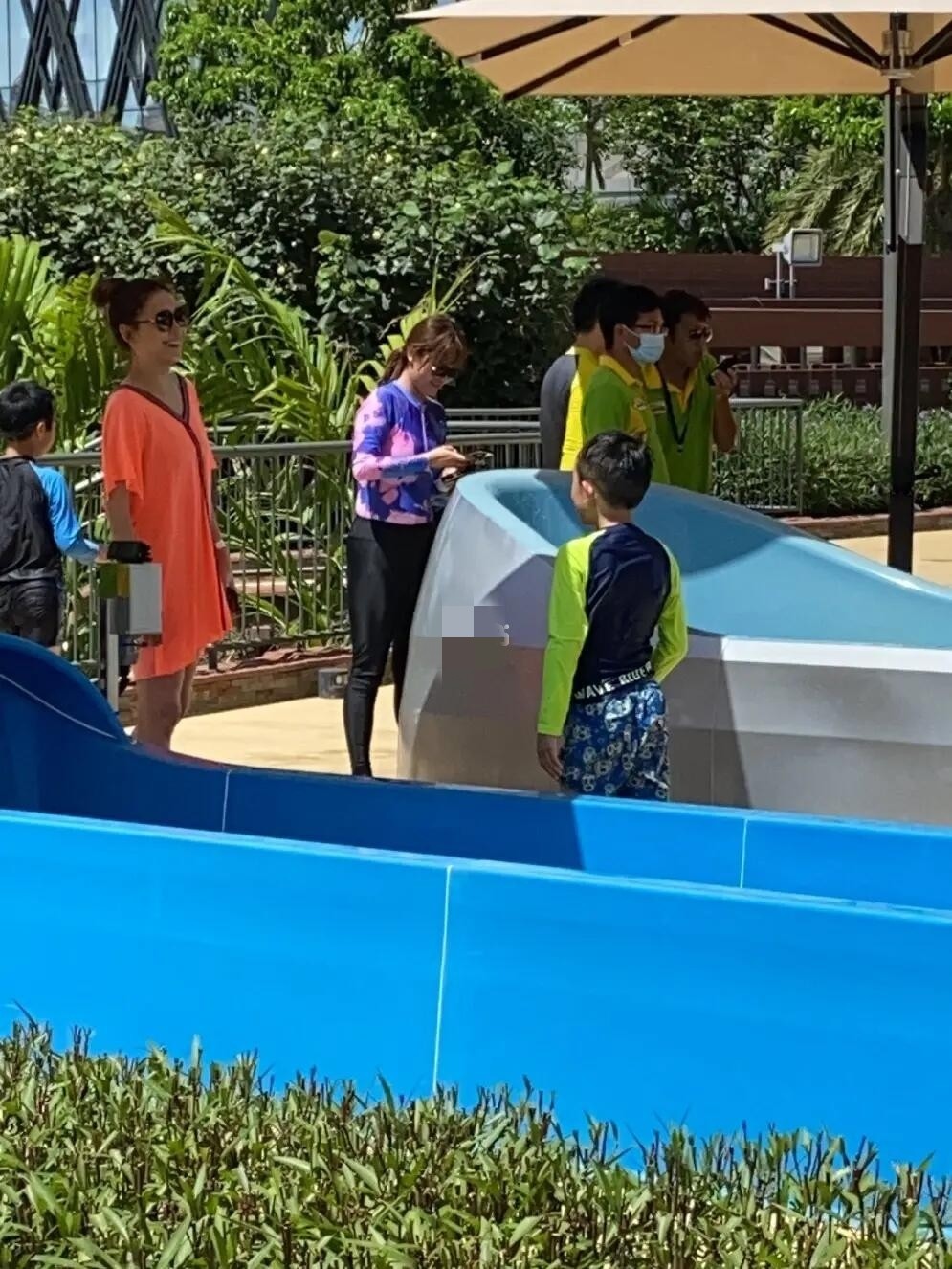 应采儿带儿子现身水上乐园，Jasper身材精瘦，侧脸神似陈小春
