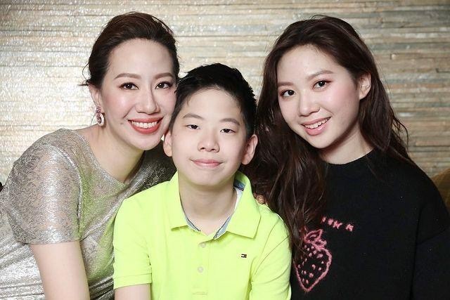 甄子丹一家四口逛街被偶遇，17岁女儿牵爸爸手，甄子丹搂娇妻超甜