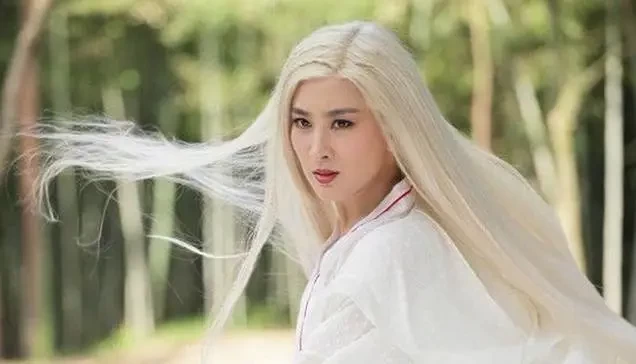 躲得了白发的马苏，避过了白发的鞠婧炜，却被