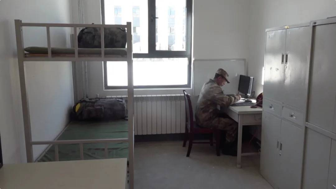 ӡ���߾�����Ӫ�ػ����ع⣬�������ž��ĶԱ����¡�