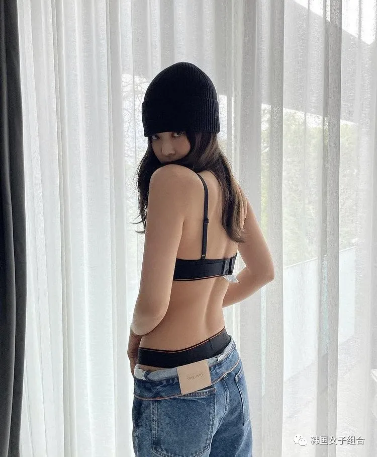 这位女团爱豆的露背回眸照,刷新了Ins点赞记录