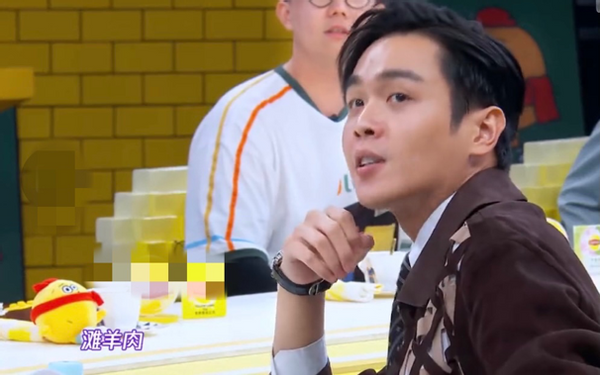 张若昀为唐艺昕下厨，家里一个盘子就得上千！食材普通人都买不到