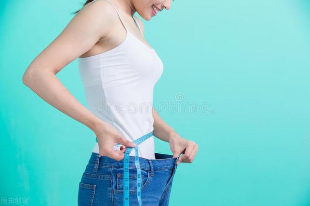 女人到中年，肚子容易發(fā)福！在家做這4個運動，身材苗條更顯年輕